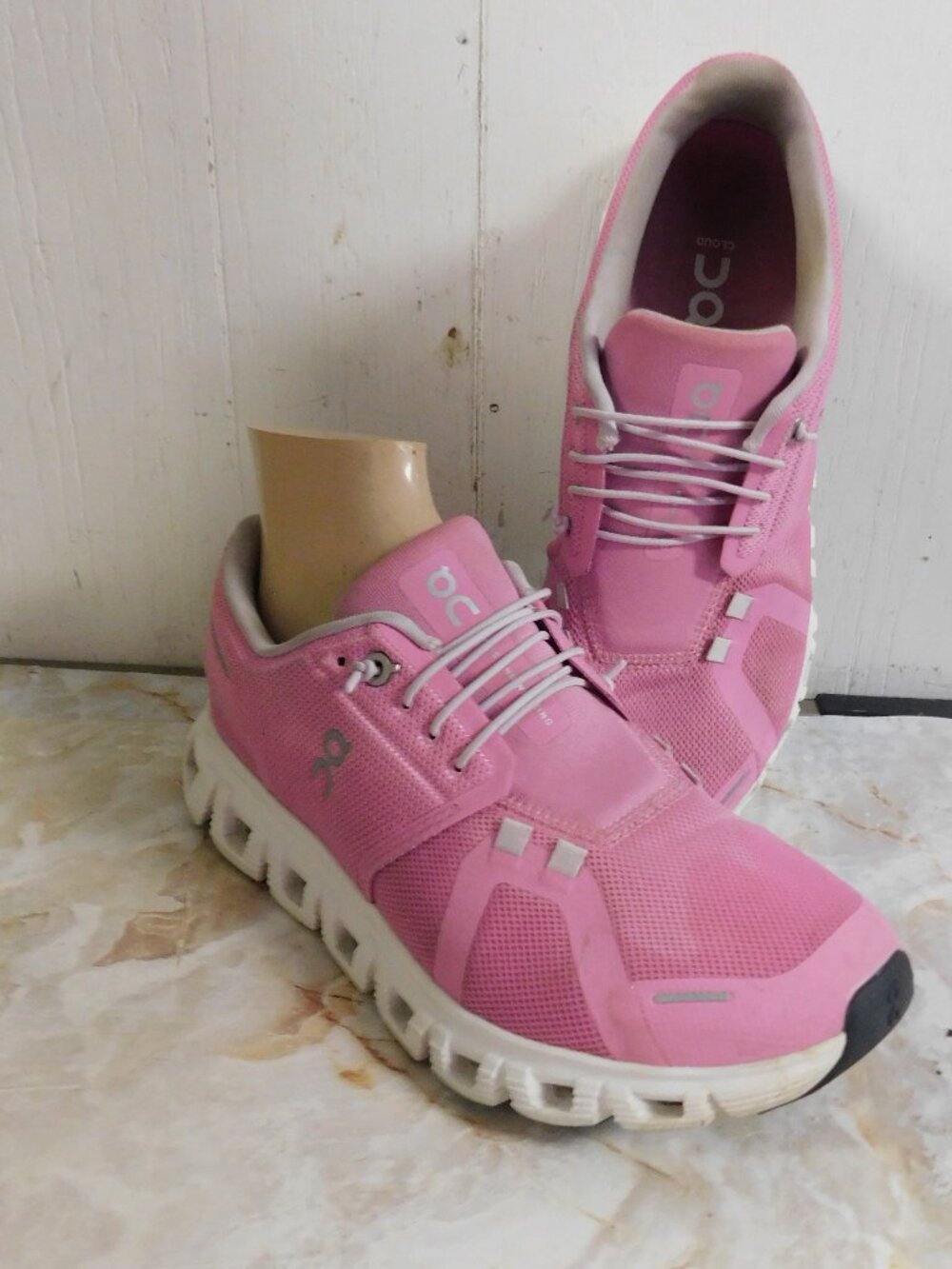 ON Cloud 6 Raspberry White Womens Size 9 Running Shoes